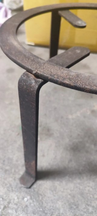 Trébedes de metal para leña o adorno