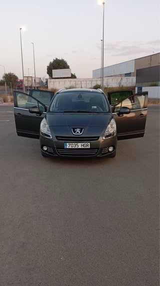 Peugeot 5008 2012