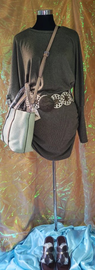 Look de moda:Vestido,cinturón, bolso y sandalias.