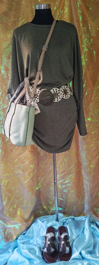 Look de moda:Vestido,cinturón, bolso y sandalias.