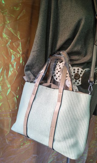 Look de moda:Vestido,cinturón, bolso y sandalias.