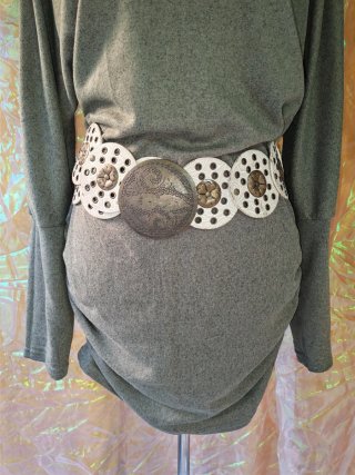 Look de moda:Vestido,cinturón, bolso y sandalias.