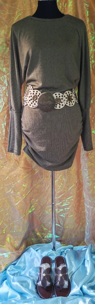 Look de moda:Vestido,cinturón, bolso y sandalias.