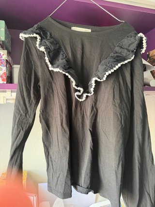 Blusa negra con volante