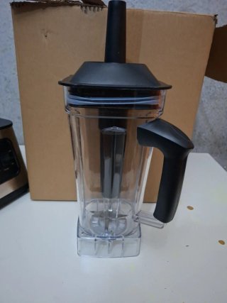 Batidora de vaso con accesorios.
