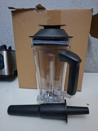 Batidora de vaso con accesorios.