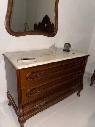 Cómoda de madera con tapa de mármol
