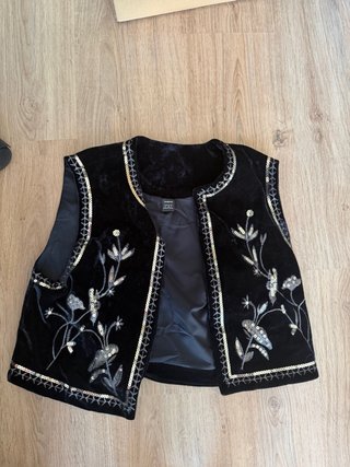 Chaleco negro con bordado floral y lentejuelas