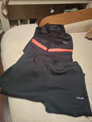 Conjunto deportivo Fila es como de neopreno