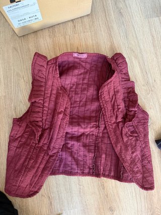 Chaleco Mulaya volantes granate rosado talla única