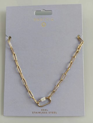 Collar Parfois con eslabones dorados.