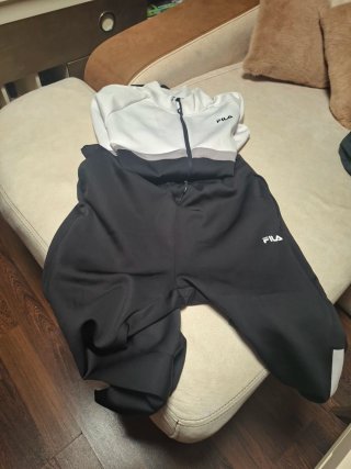 Conjunto deportivo Fila  es como de neopreno