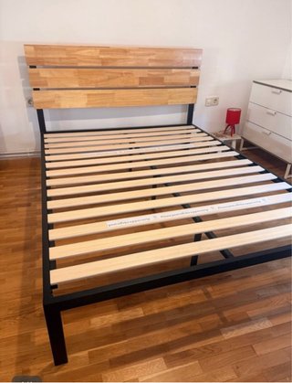 Cama con cabecero de madera y metal