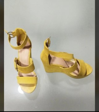 Sandalias Cuña Stradivarius Mostaza
