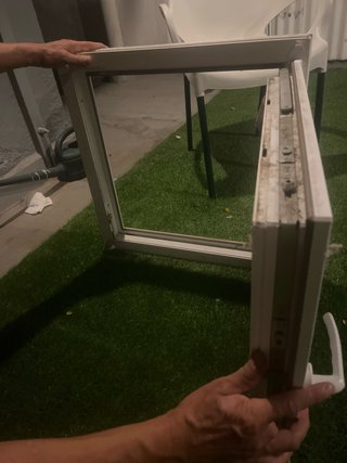 Ventana PVC Blanca con Manilla 60x60