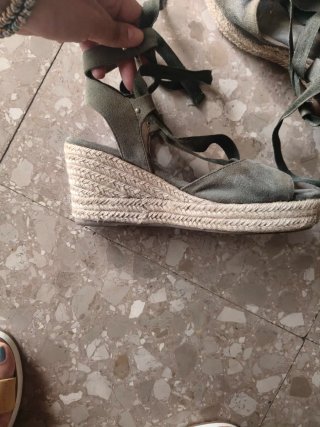 Alpargatas cuña verdes atadas al tobillo
