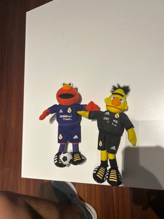 Muñecos Elmo y Beto de fútbol