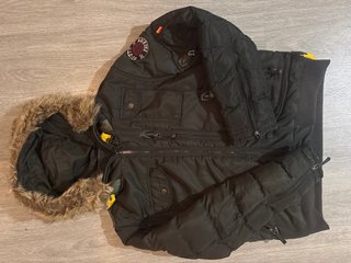 Abrigo Negro y Verde Militar con Capucha