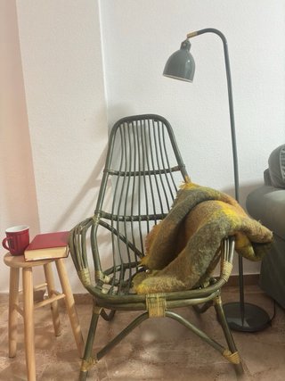 Precioso sillón de mimbre verde.