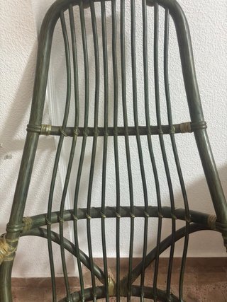Precioso sillón de mimbre verde.