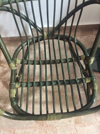 Precioso sillón de mimbre verde.