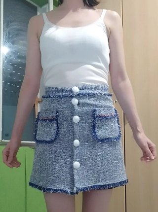 Falda elegante azul y blanca