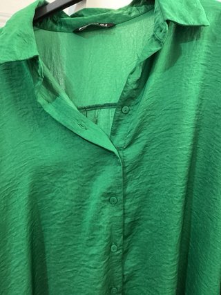 Camisa stradivarius acetinada verde