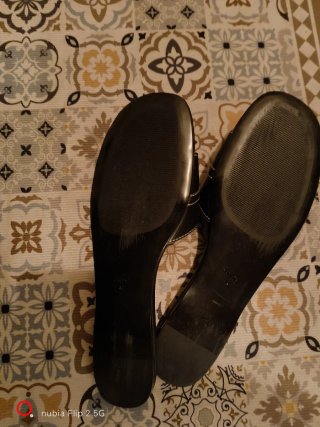 Chanclas mujer negras con detalle dorado