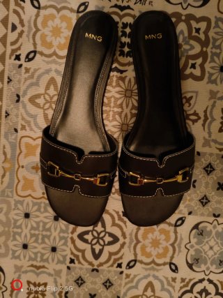 Chanclas mujer negras con detalle dorado