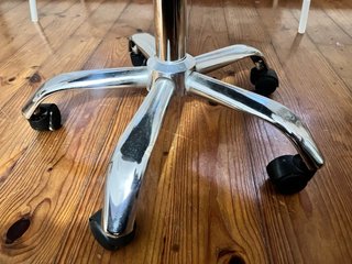 Silla de oficina ergonómica negra