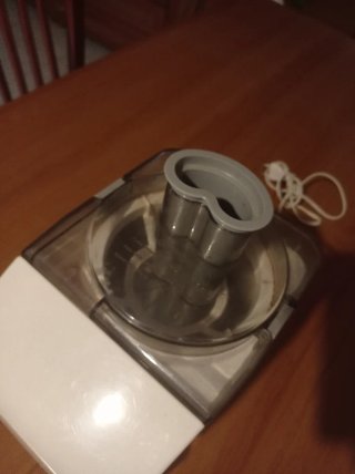 Licuadora blanca y gris