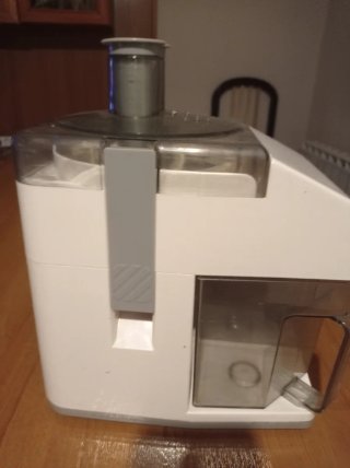 Licuadora blanca y gris
