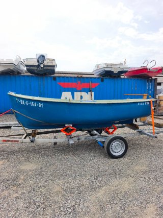 Barco de fibra con motor intraborda