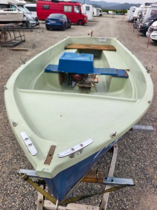 Barco de fibra con motor intraborda