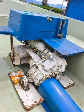 Barco de fibra con motor intraborda