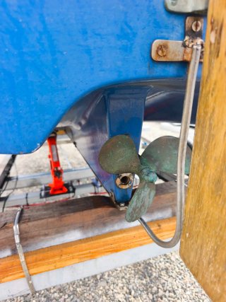 Barco de fibra con motor intraborda