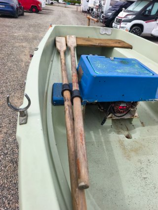 Barco de fibra con motor intraborda