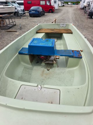 Barco de fibra con motor intraborda