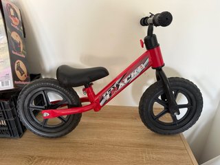 Bicicleta de equilibrio roja para niños