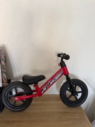 Bicicleta de equilibrio roja para niños