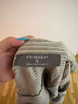 Camiseta de rayas gris y blanca