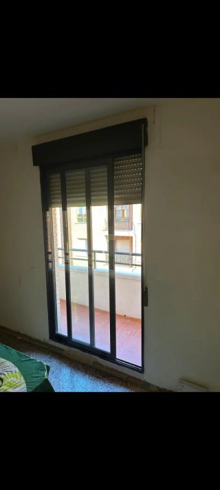 Balconera de aluminio corredera con persiana