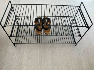 Zapatero de hierro negro