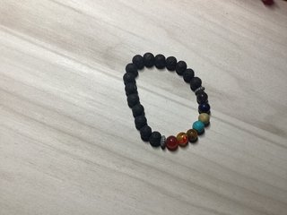 Pulsera de piedras volcánicas y chakras