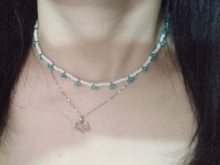 Collar hecho a mano de cuentas blancas y azules