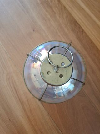 Candeeiro de vidro com vela dourado