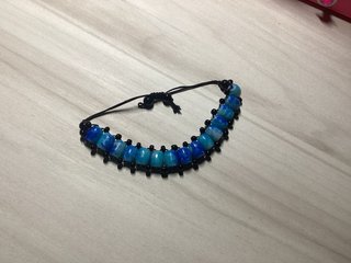 Pulsera de cuentas azules y negras