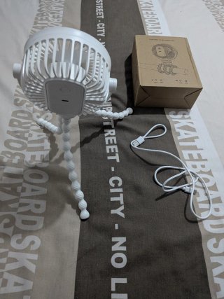 Mini ventilador blanco con trípode