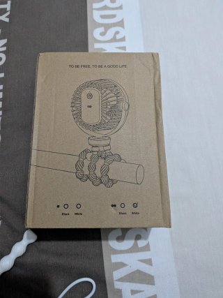 Mini ventilador blanco con trípode