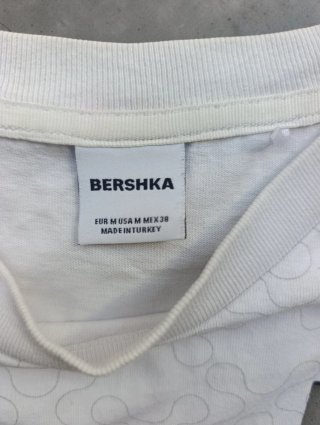 Camisa Bershka blanca con estampado Schwarzlicht